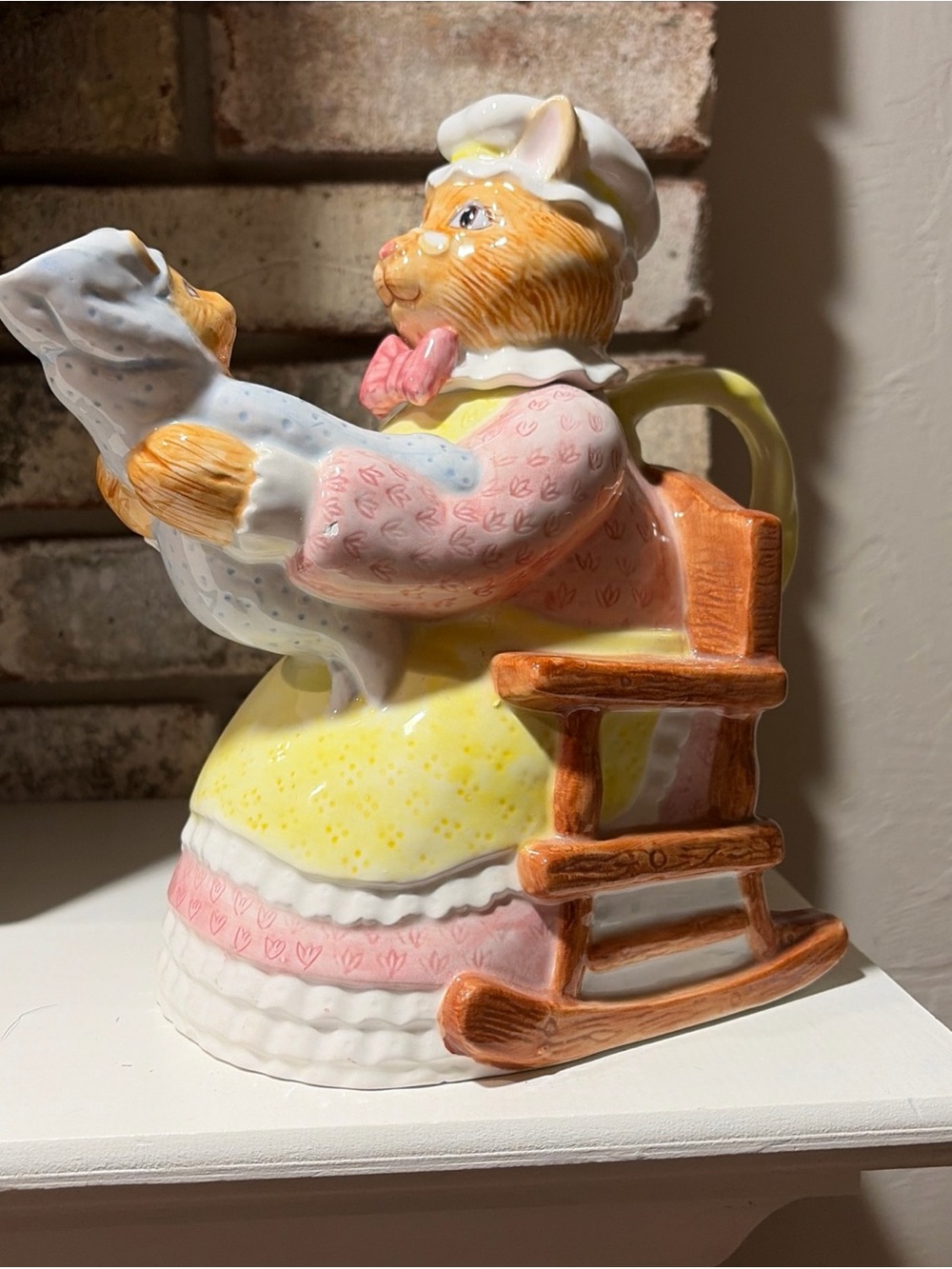 Handpainted Grandma Kitty and Baby Kitty Teapot Family Fair Strata Group